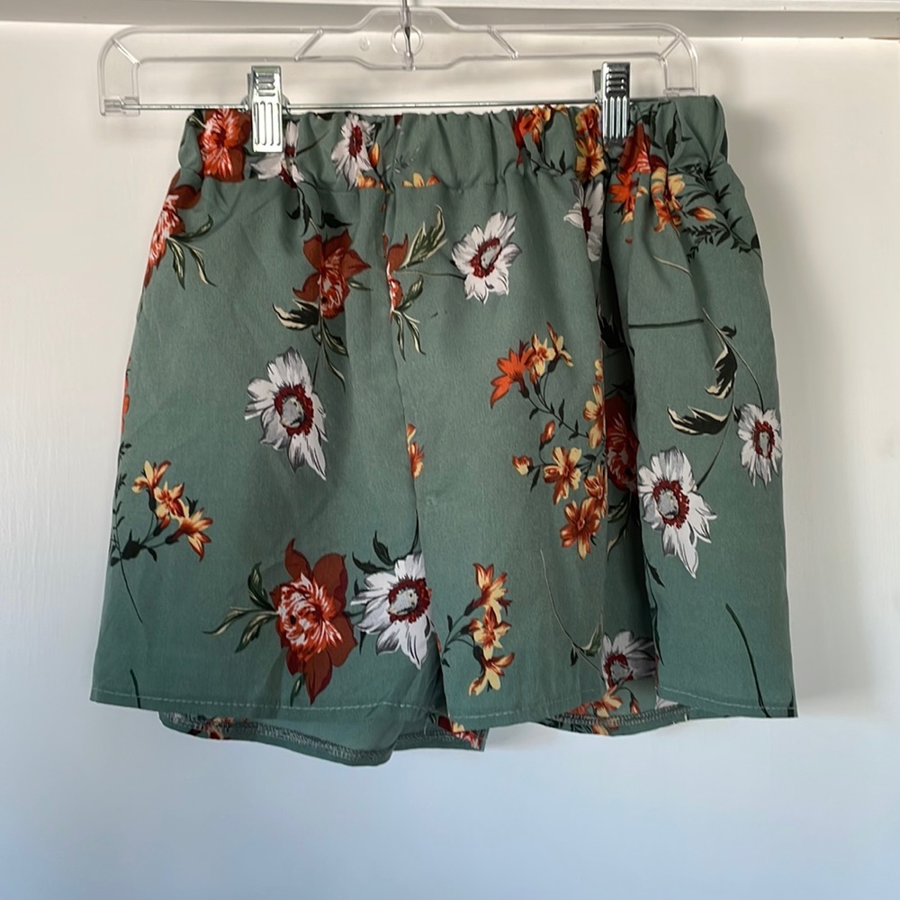 Floral shorts. Size M